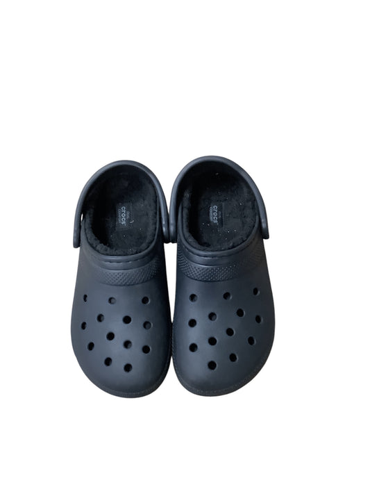 Shoes Flats By Crocs In Black, Size: 7