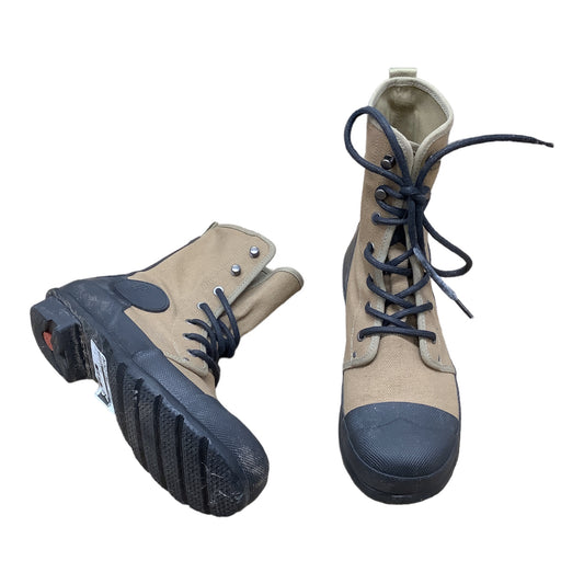 Boots Hiking By Hunter  Size: 8